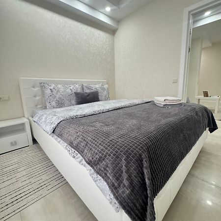 New Lux Apartment In คีชีเนา ภายนอก รูปภาพ