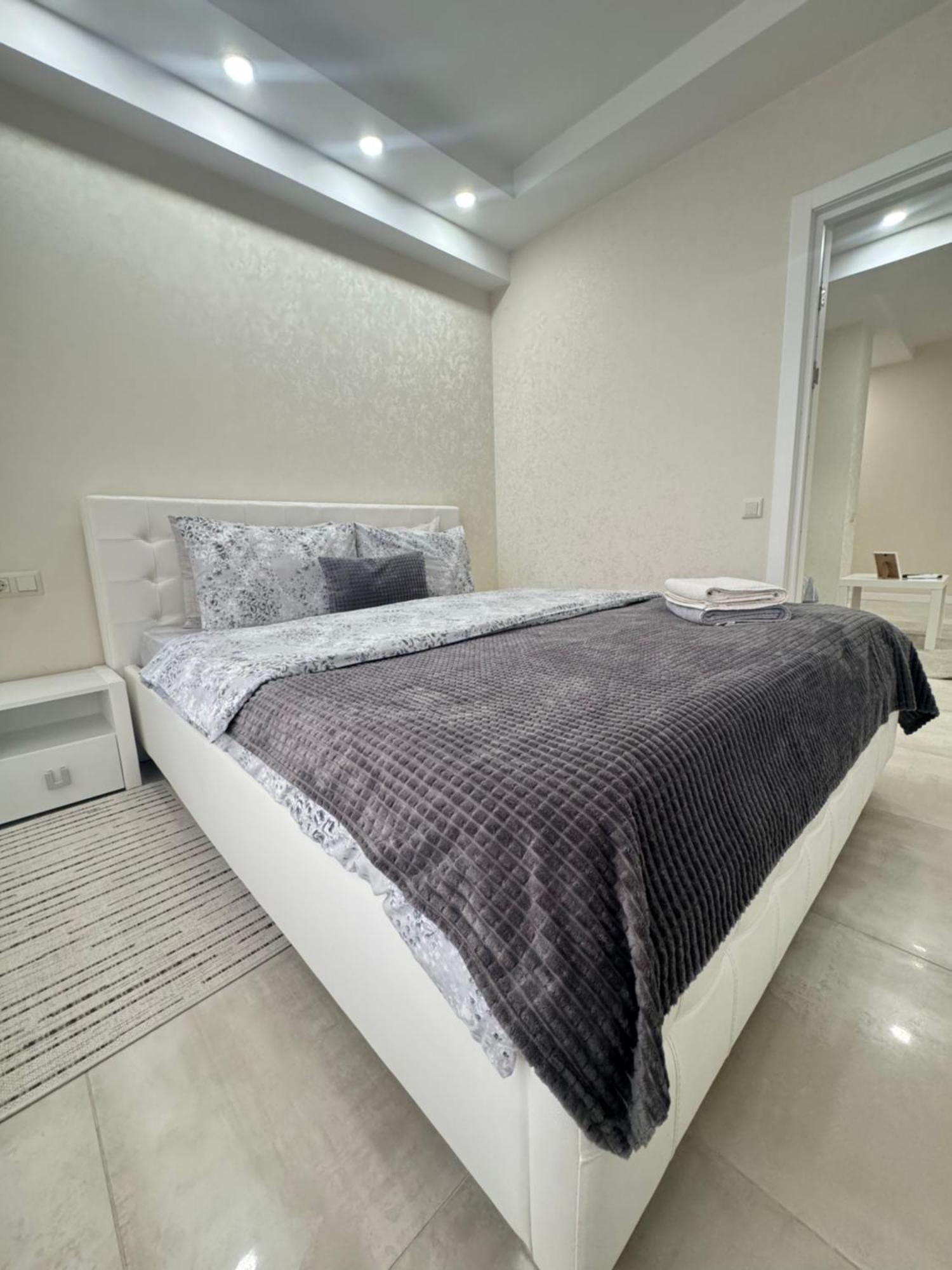 New Lux Apartment In คีชีเนา ภายนอก รูปภาพ